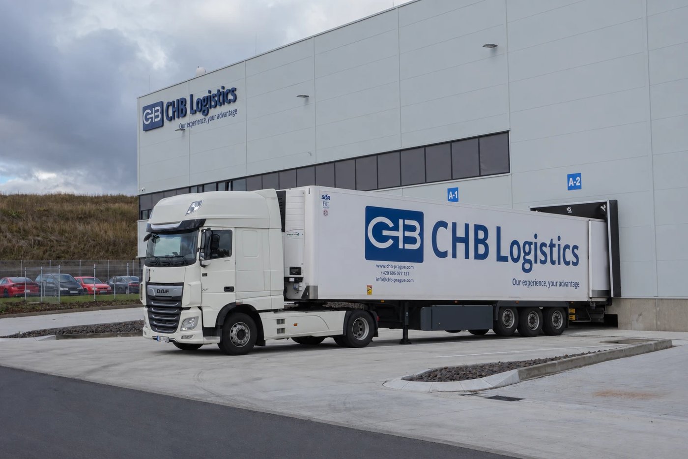 Tahač CHB Logistics u nakládací rampy